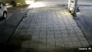 2 nu sinh di xe may truot dai tren duong do xe khach dam thang hinh anh