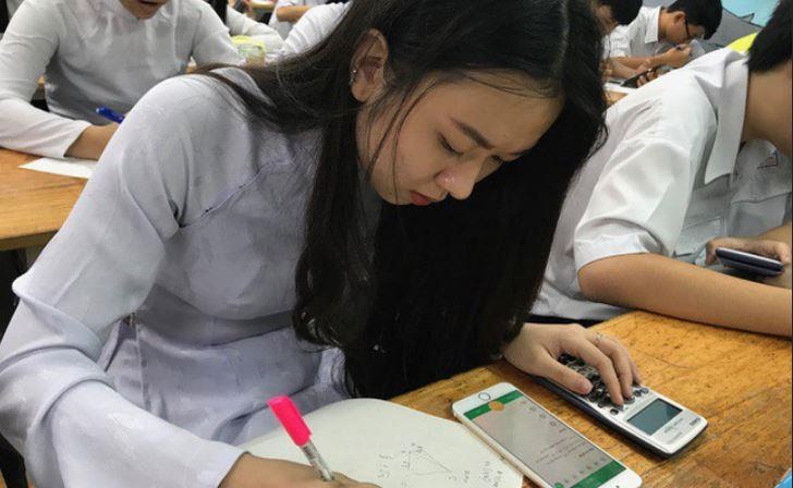 Hoc sinh lam bai thi hoc ky tren dien thoai, may tinh tai TP.HCM hinh anh
