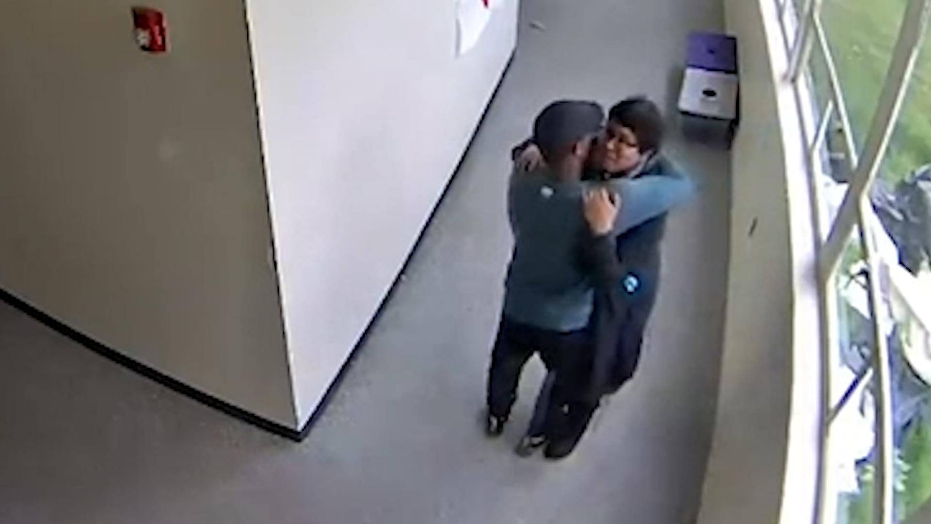 Tro muon tu tu, thay giao giang lay khau sung, om hoc sinh an ui hinh anh