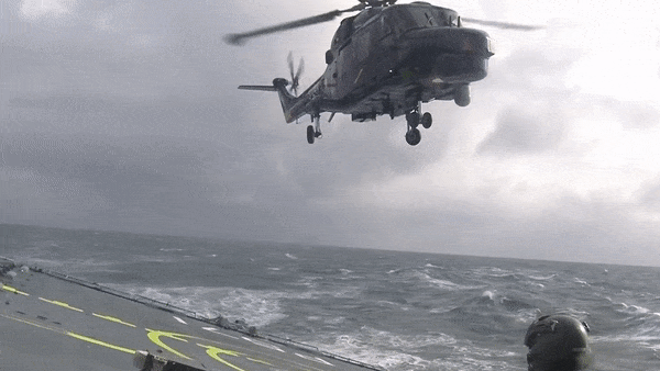 Canh may bay gap kho khan khi dap o vung bien hinh anh