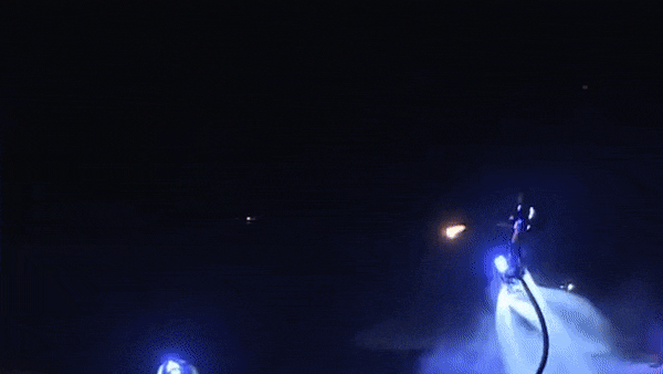 Nguoi bay flyboard mua lua tren khong hinh anh