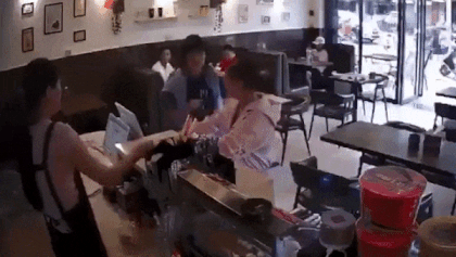 Bi danh tui bui vi dam chen ngang luc mua hang hinh anh