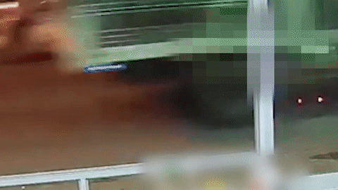 Tong vao duoi xe tai dung dot ngot, mot nguoi tu vong tai cho hinh anh