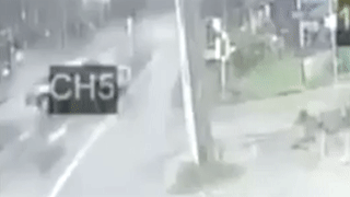 Xe ban tai mat lai lao vao cot dien vo doi o Thai Lan hinh anh