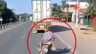 Thanh nien di xe may lang lach, tu nga truoc dau xe container hinh anh