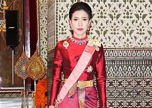 Hoang quy phi Thai bi phe truat vi am muu lat do hoang hau hinh anh