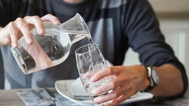 Nha hang phuc vu nuoc uong tai che tu toilet o Bi hinh anh