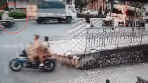 Xe khach dot ngot lui bat khach khien xe may tong trung hinh anh