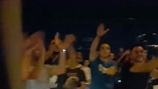 Nguoi bieu tinh Lebanon hat Baby Shark an ui cau be so hai hinh anh