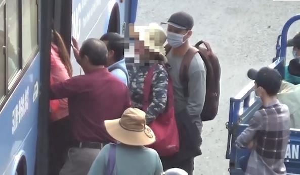 Nan nhan phan no khi bi moc sach tien, vang o Suoi Tien hinh anh