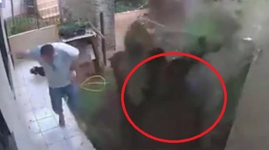 Dot to gian, nguoi dan ong lam no tung ca san nha hinh anh