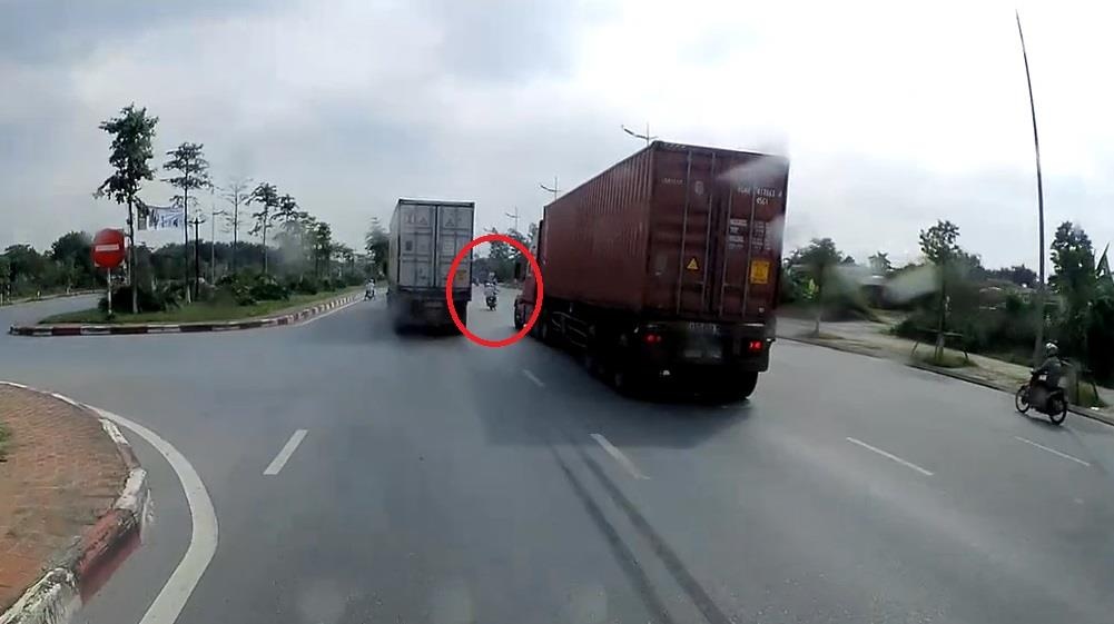 Sang duong au xe may suyt bi 2 xe container dam trung hinh anh