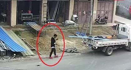 Mai me dung dien thoai, nam thanh nien dam dau vao tam ton hinh anh