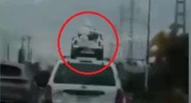 2 dua tre ngoi tren noc oto di giua troi mua hinh anh