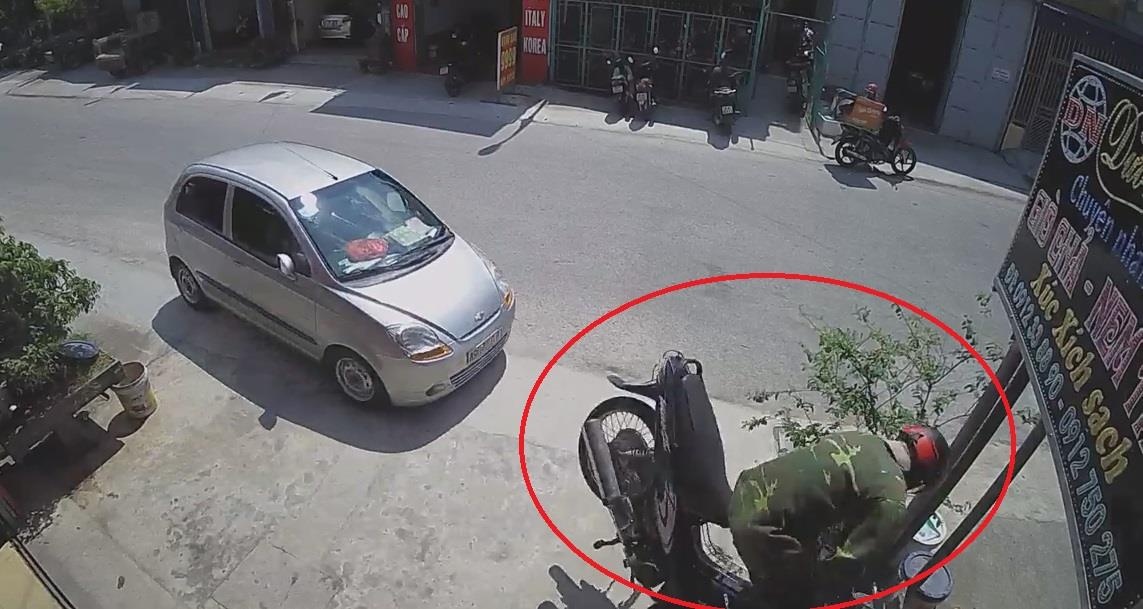 Va cham voi oto, xe may lao vao ghe da ben duong hinh anh