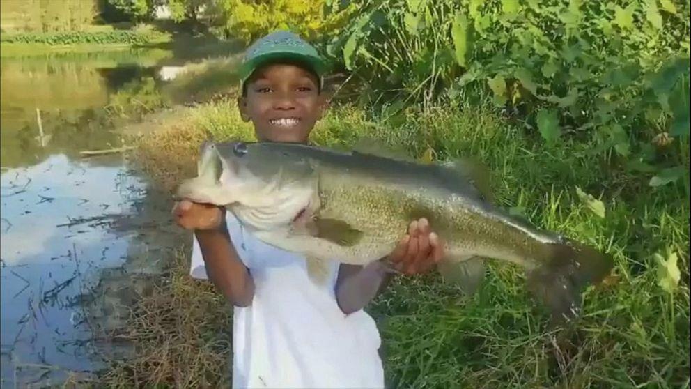 Cau be 10 tuoi cau duoc ca khung trong cong vien o Florida hinh anh