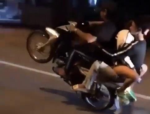 Xe may cho ba boc dau chay tren duong hinh anh