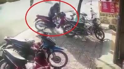 Trom xe may bi nguoi dan dap nga vay bat giua duong hinh anh