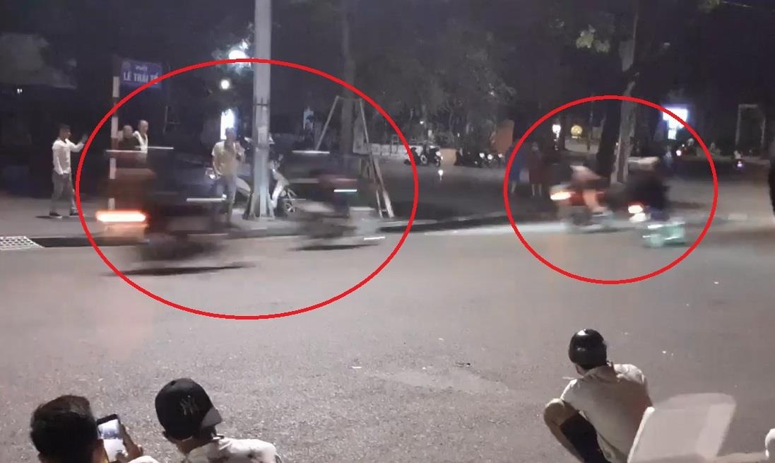 Hang loat xe may danh vong gay nao loan duong pho o Ha Noi hinh anh