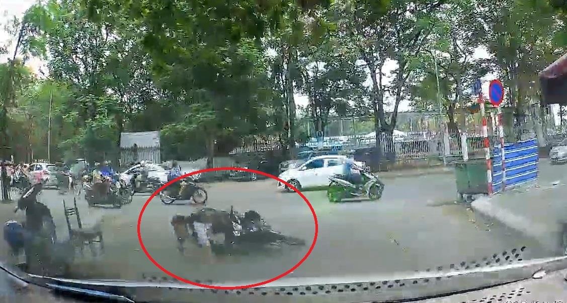 Om cua gap, nam sinh di xe may nga ngay dau oto hinh anh