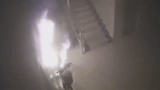 Xe dap dien bat ngo phat no lien tiep khi dang sac trong nha hinh anh