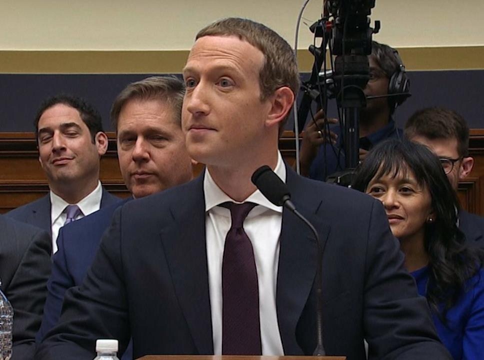 Phan ung bat ngo cua Mark Zuckerberg khi duoc so sanh voi TT Trump hinh anh