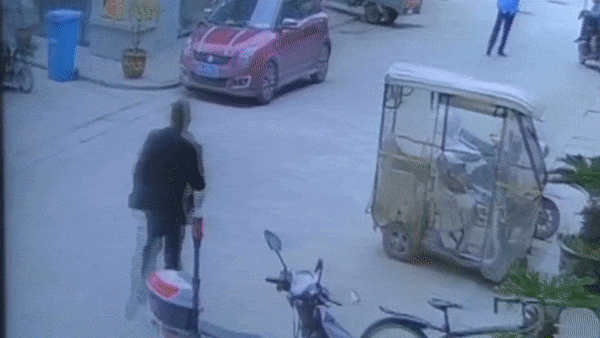 Nguoi dan ong cuu dua be 2 tuoi tren xe 3 banh truot dai hinh anh