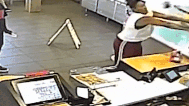 Nu khach hang bi quan ly cua McDonald’s nem coi xay vao mat hinh anh