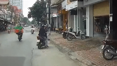 Nguoi me bat can de con van tay ga xe may hinh anh