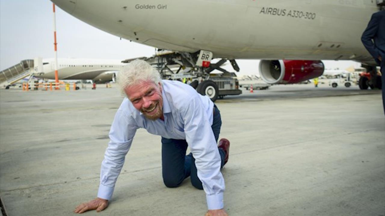 Ty phu nguoi Anh hon mat dat khi den Israel hinh anh