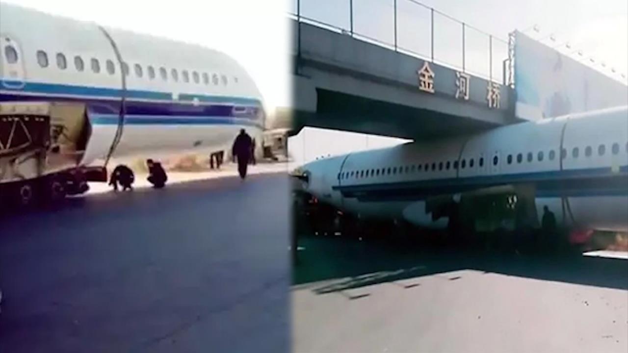 May bay bi ket duoi gam cau o Trung Quoc hinh anh