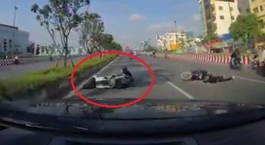 Va vao xe cung chieu, nguoi phu nu nga truoc dau oto hinh anh