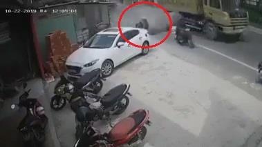 Oto no lop bay vao nha lam mot nguoi bi thuong hinh anh