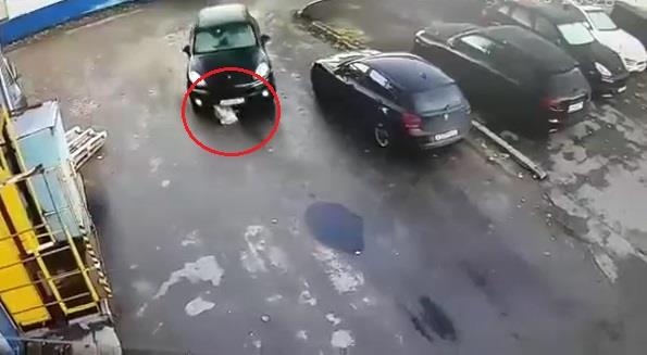 Co gai thoat chet khi bi oto chen qua hinh anh