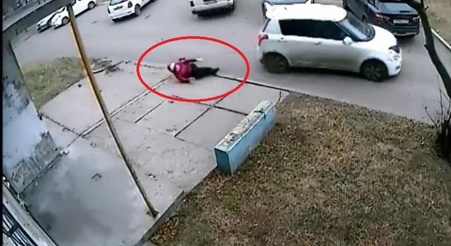 Oto can qua nguoi di bo 2 lan roi bo chay hinh anh