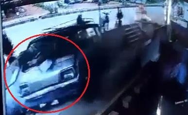 Oto bay vao nha tho, truot dai tren tuong chan hinh anh