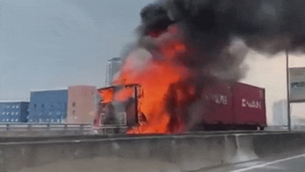 Container bi chay tren duong dan cao toc Long Thanh hinh anh