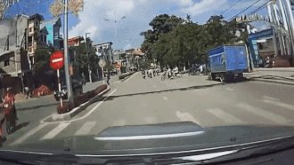 Chay xe toc do cao, oto tong trung nu sinh dang sang duong hinh anh