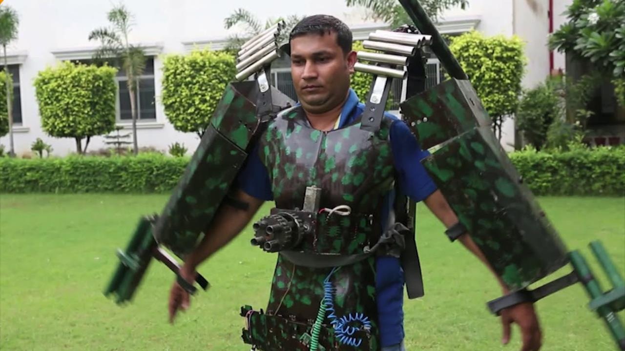 Nguoi dan ong An Do che tao ao giap Iron Man voi sung dieu khien tu xa hinh anh