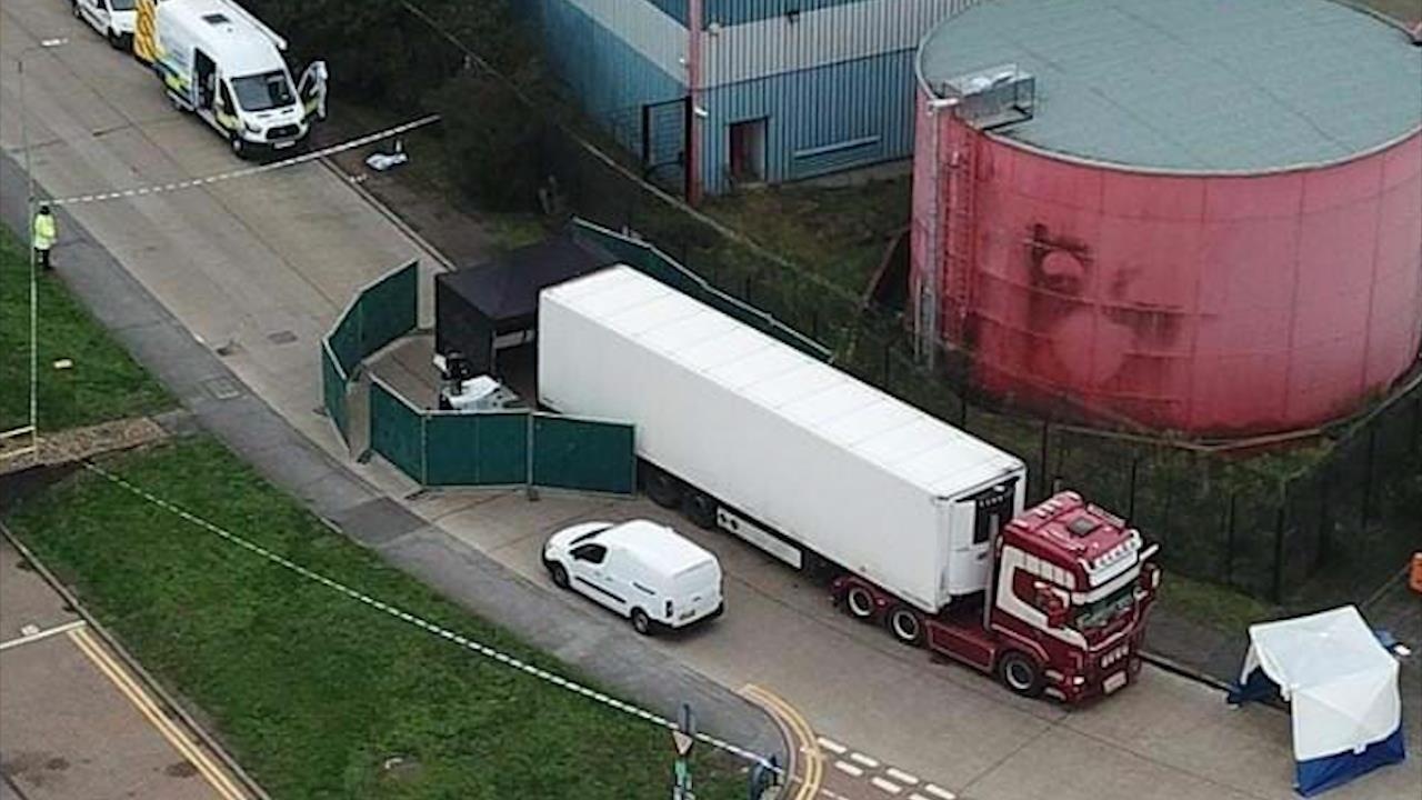 Thu doan dung xe tai dong lanh buon nguoi bat hop phap hinh anh