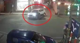 Xe may dam vao oto ngay diem giao nhau gay tranh cai hinh anh