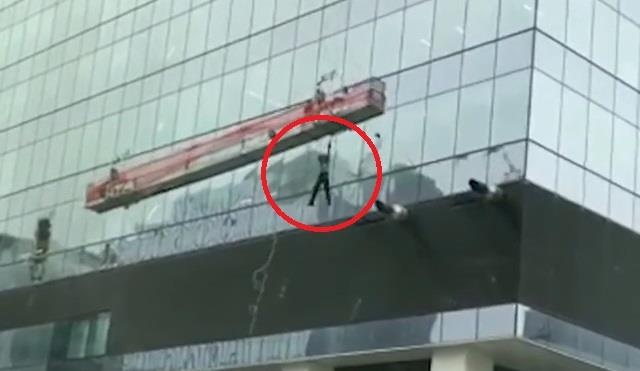 Cong nhan du tren buc rua kinh bi gio thoi dap vao toa thap o Canada hinh anh