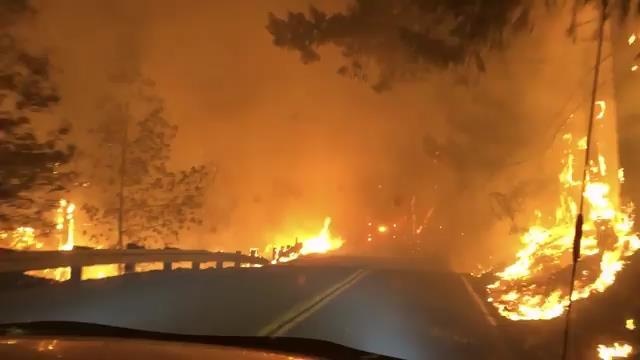 Oto bang qua bien lua trong chay rung o California, My hinh anh