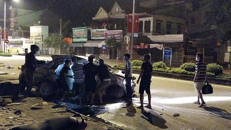 Xe khach giuong nam dam oto con 4 nguoi thuong vong hinh anh