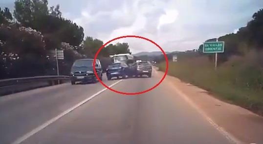 Hai oto ken cua nhau tren duong gay tai nan hinh anh