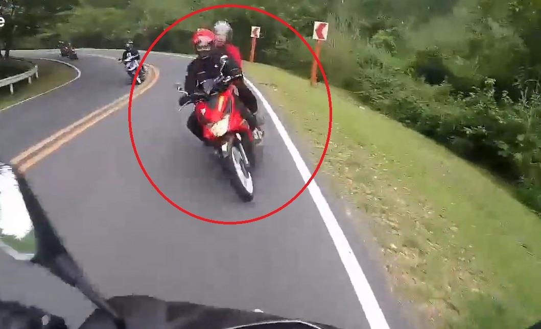 Om cua gap, xe may dam truc dien vao xe khac hinh anh