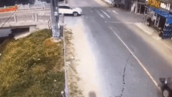 Oto tong nhau nhau khien nha 2 tang sap xuong hinh anh