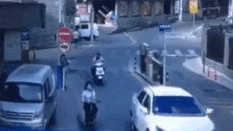 Tai xe xe may bi thanh chan dap vao dau hinh anh