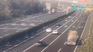 Khong kip tranh oto, xe cho dau truot dai va bi lat tren cao toc hinh anh