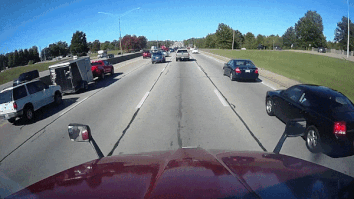 Oto mat lai tong vao xe ban tai gay tai nan hinh anh